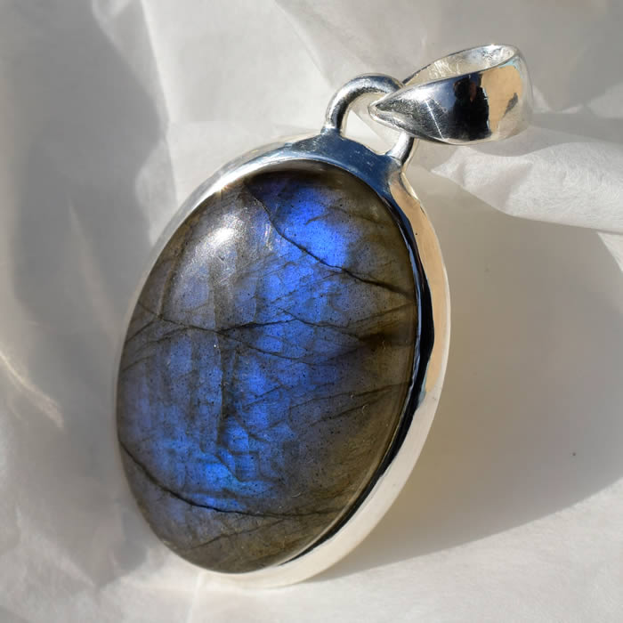 collier pierre Labradorite assymétrique bleue tressage fil noir et argenté