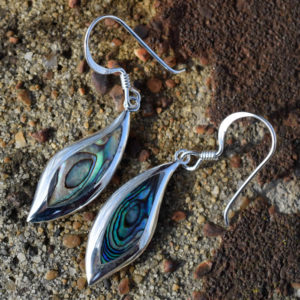 Boucles d'oreille nacre aux reflets bleus et verts